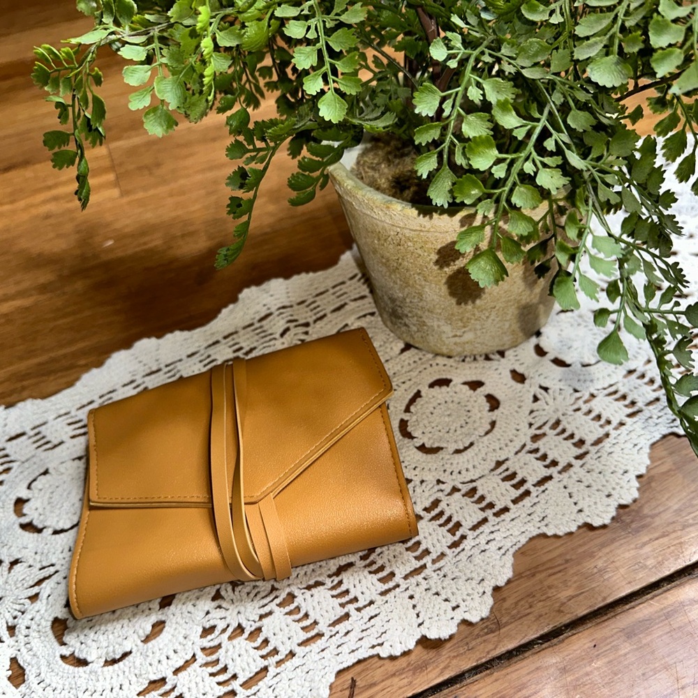 Glass Ladder and Company Organizer.